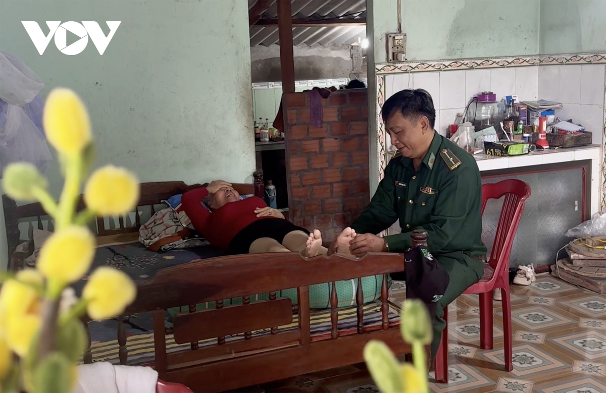 Thầy thuốc quân hàm xanh của ngư dân Quảng Ngãi